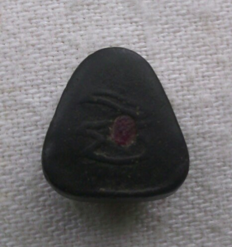 ปิดตาจิ๋วสริากา หลังยันต์มิฝังพลอย วัดบ่อวิน หลวงปู่ทิม สุดยอดหายาก