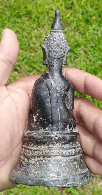 พระบูชาเชียงรุ้งเนื้อตะกั่วแก่เงิน