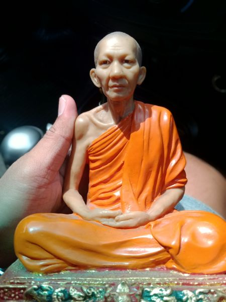 พระบูชาหลวงพ่อเกษม 5 นิ้ว เนื้อเรซิ่นลงสี ใต้ฐานเป็นหนังแดง