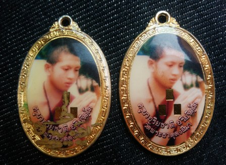 ล็อคเก็ตรุ่นแรกครูบาอริยชาติวัดแสงแก้โพธิญาณแพ็คคู่