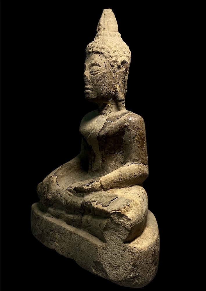 พระพุทธรูปหินทรายสกุลช่างพะเยารักทองเก่า