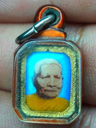 ล็อกเก็ตหลวงปู่แหวนเลี่ยมจับขอบทองเลี่ยมพาสติกโบราณสภาพสวยหายาก