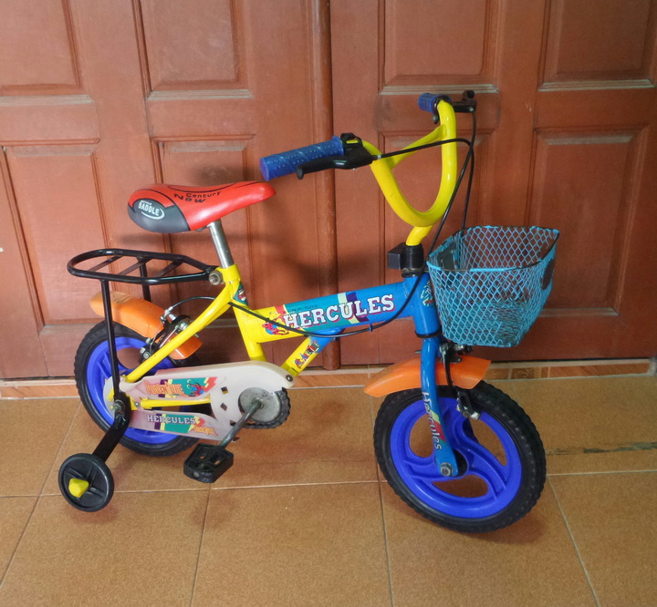 รถจักรยานเด็กล้อขนาด 12 นิ้ว โซ่ปั่นฟรีได้ + สี่ล้อปั่นเด็ก สภาพพร้อมใช้ครับ
