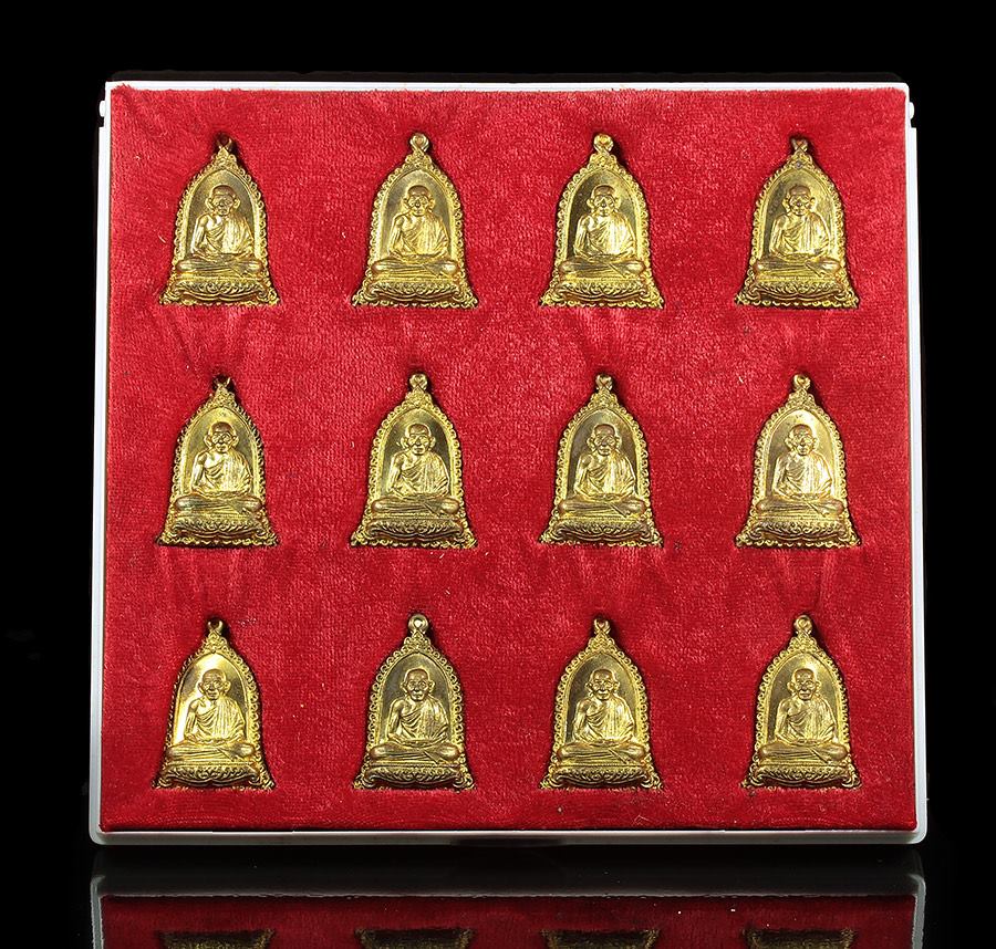 เหรียญระฆังคุ้มภัย ประจำปีเกิด ครบชุด กล่องเดิม ๆ สวยสมบูรณ์ครับ
