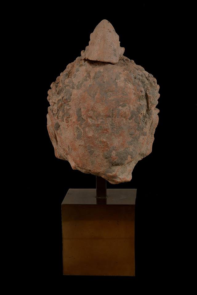 เศียรพระ เนื้อดิน หริภุญชัย ลําพูน อายุ1200 ปี ปัจจุบันหาชมได้ยากมากครับ เพาะส่วนมากอยู่ที่พิพิธภัณฑ