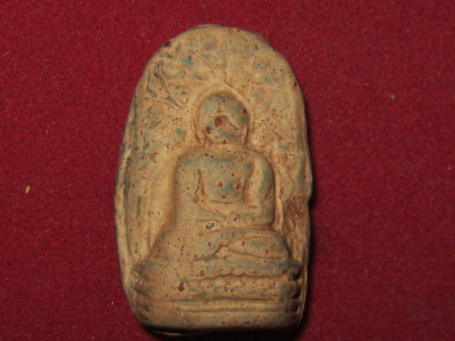 พระคงฟอร์มใหญ่หลังหนาๆมีเนื้อเขียวด้วยครับ