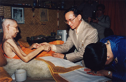 เรื่องเล่าที่ท่านอาจยังไม่รู้ เกี่ยวกับรูปในหลวงกับหลวงพ่อเกษม