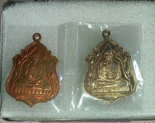 เหรียญครูบาศรีวิชัยบัว11ดอกแพ็คคู่ทองแด+เงินปี39บ้านปาง