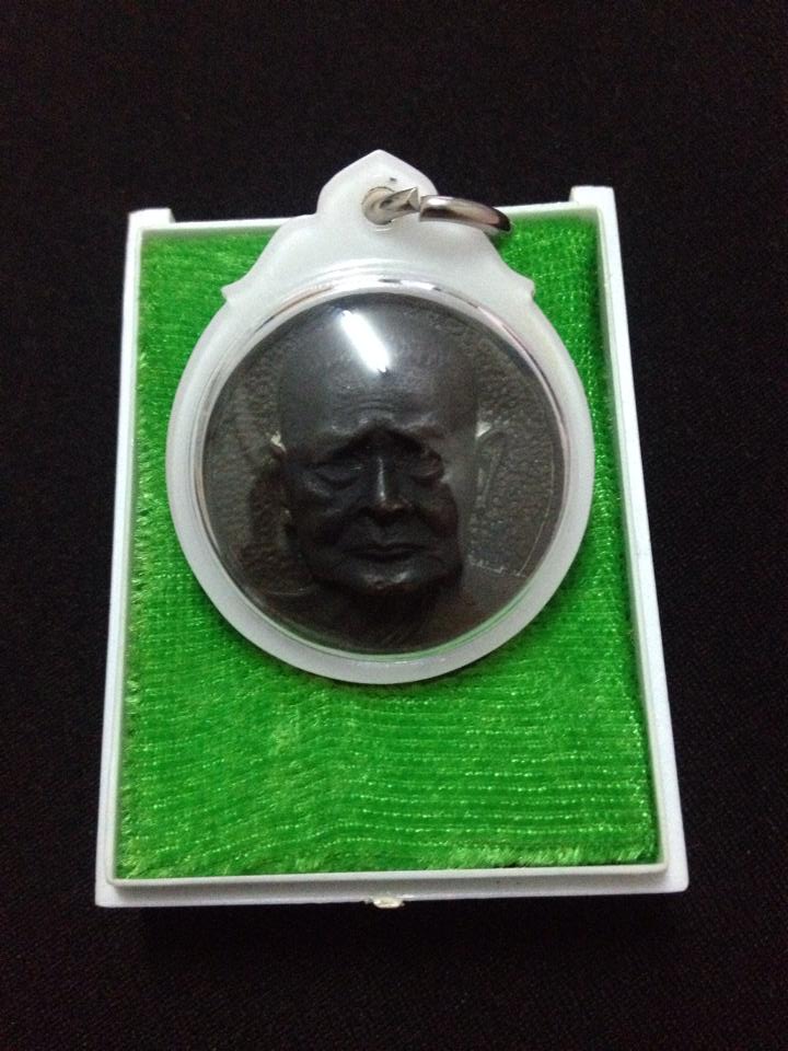 เหรียญหล่อมหาเศรษฐีหลังพระปิดตา หลวงปู่แหวน เนื้อนวะปี21 จำนวนการสร้าง999.- องค์