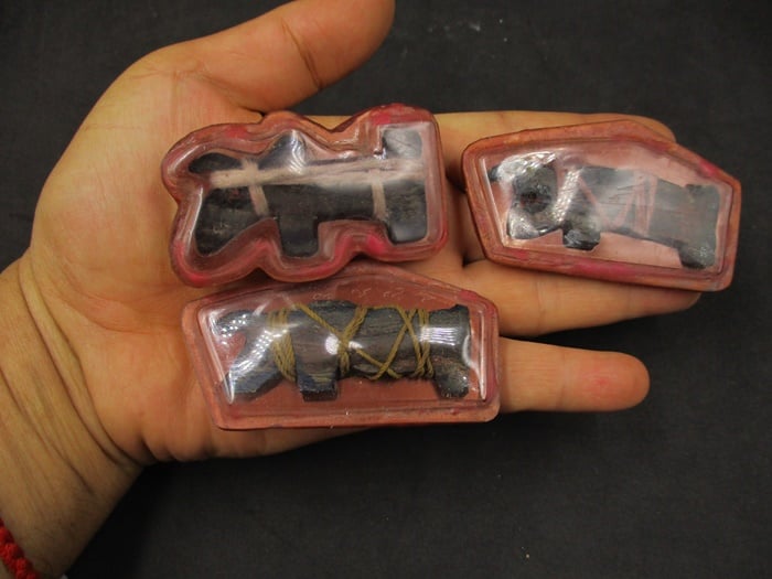 วัวธนู พันตะกรุด เก่าเก่า สามตัว  เจ้าของเดิม บอกได้มาจากเมืองแพร่ 