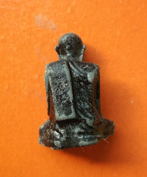 รูปหล่อครูบาอินสม วัดทุ่งน้อยยุคต้น เกษาใต้ฐานเยอะมากครับ พร้อมตลับเงินยกซุ้มอย่างหนา 1 ใบ (องค์จริง