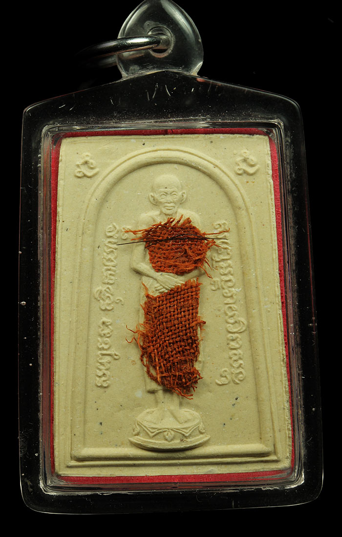 พระเนื้อผงข้าวก้นบาตรรูปเหมือนยืน เกศา จีวร มาในเลี่ยมกันน้ำพร้อมใช้สวยๆครับ