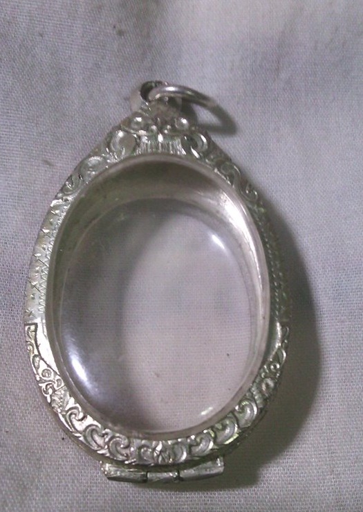 ตลับเงินใส่พระเหรียญเคาะเดียวค่ะ