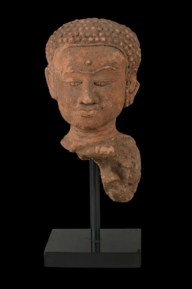 เศียรพระ เนื้อดิน หริภุญชัย ลําพูน อายุ1200 ปี ปัจจุบันหาชมได้ยากมากครับ เพาะส่วนมากอยู่ที่พิพิธภัณฑ