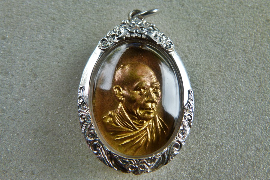 เหรียญกิ่งไผ่ พร้อมเลี่ยมเงิน สวยๆๆๆ