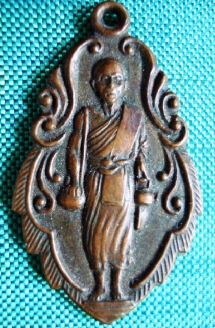 เหรียญพระอาจารย์จันทโน ปี 2497 พ.ศ ลึกและหายากครับ เ็ป็นเกจิยุคเคียวกับท่านครูบาเจ้าศรีวิชัยครับ