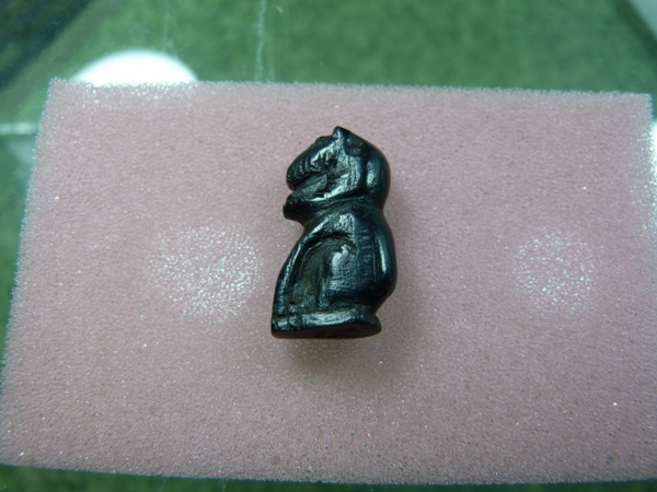 " เสือดำ "....( ไม้แกะเก่า + จารใต้ฐาน ) ไม่ทราบสำนัก