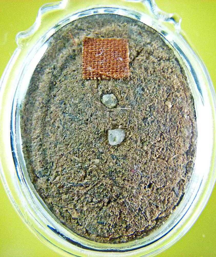 ล๊อคเก็ตครูบาก๋องแก้ว มวลสารเพียบ