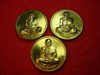 เหรียญโภคทรัพย์ หลวงพ่อทองดำ วัดท่าทอง จ.อุตรดิ ตถ์ เหรียญกลมกะไหล่ทองสวยกริ๊บ ทีเดียว 3 เหรียญ