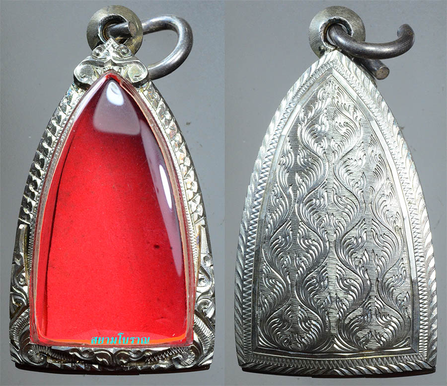 #18369ตลับเงินสำหรับใส่พระทรง 3 เหลี่ยม