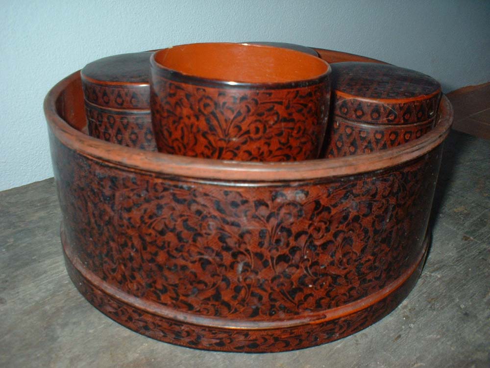 เครื่องเขินที่บ้านมี 3 -4 ชิ้นไม่รู้แบบนี้เขานิยมหรือเปล่าครับ?