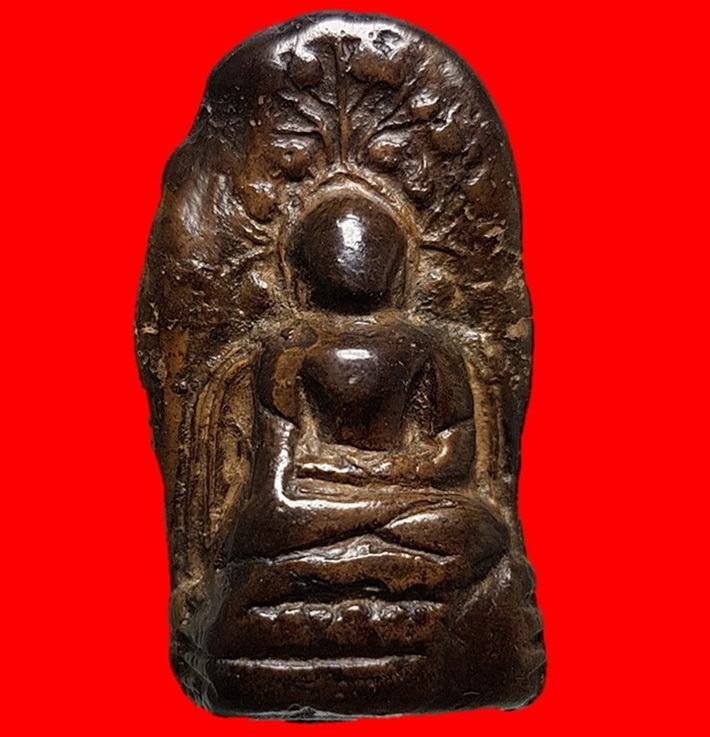 พระคงเขีนวคราบเหลืองกรุเก่า มีหักซ่อมจากริมซ้ายสุดผ่านคอถึงริมขวาสุดครับ