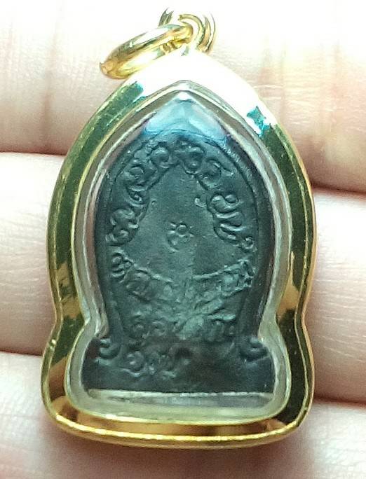 เสมาหลวงปู่แหวนเลี่ยมทองงามๆคับ