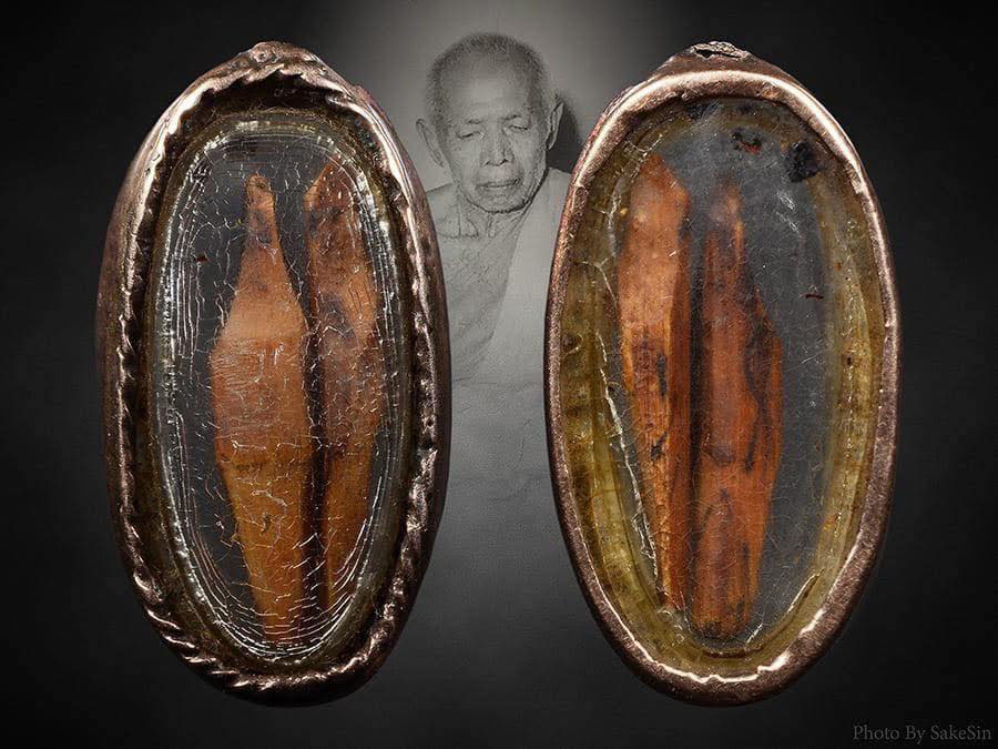 นกสาริกาคู่ไม้แกะหลวงปู่ทิม วัด ละหารไร่