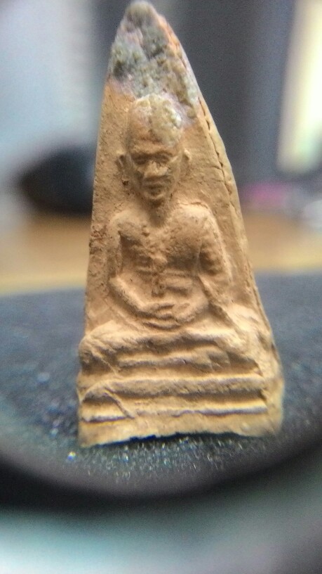 ครูบาหลังย่น หน้าตาชัดเจน 