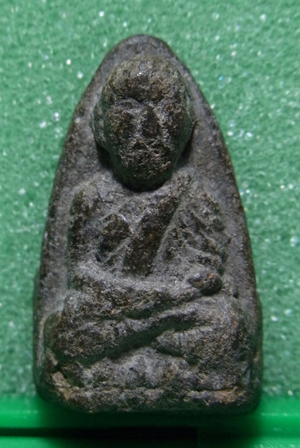 หลวงปู่ทวด วัดพระสิงห์ พิมพ์กลาง บล็อกหูขีด แขนจุด(นิยม)