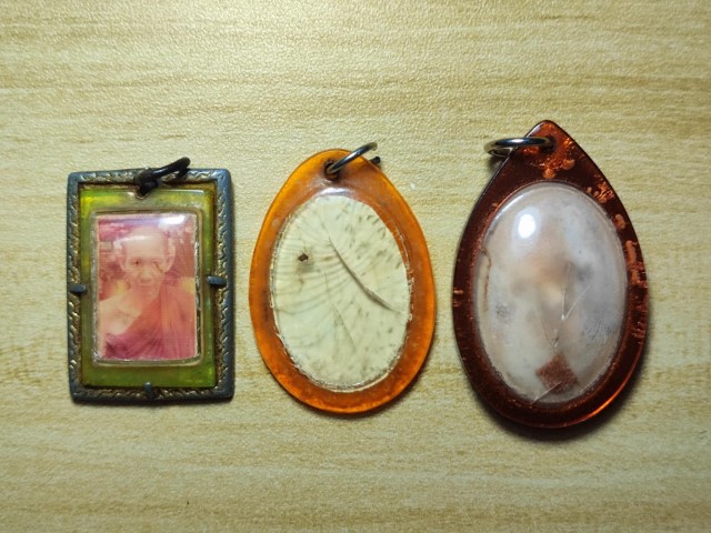 ชุดรูป หลวงพ่อเกษม  เขมโก สามบาน พร้อมจาร