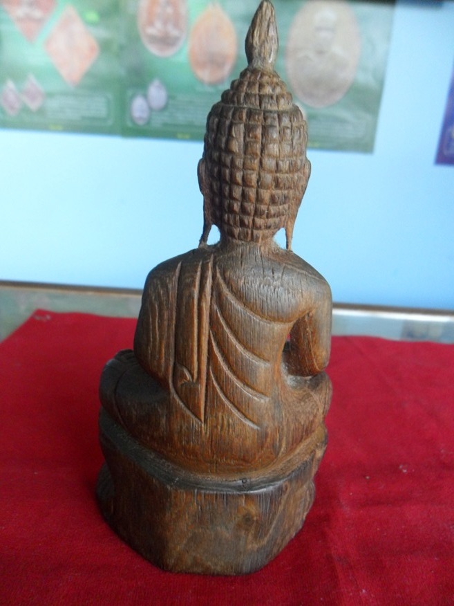 พระพุทธแกะทั้งทรงด้วยไม้เก่า สวยงามมากครับ ศิลปะทางเหนือยุคต้นๆ