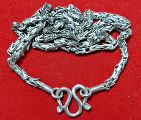 สร้อยเงินหนัก 2 บาทกว่ายาวประมาณ 12 นิ้ว.