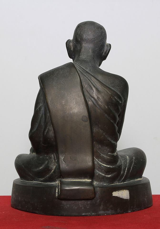 พระบูชาหลวงปู่แหวน ขนาดหน้าตัก ๕ นิ้ว ปี ๒๕๒๔ สภาพผิวหิ้งสวย ๆ คาบเบ้าเดิมๆๆ