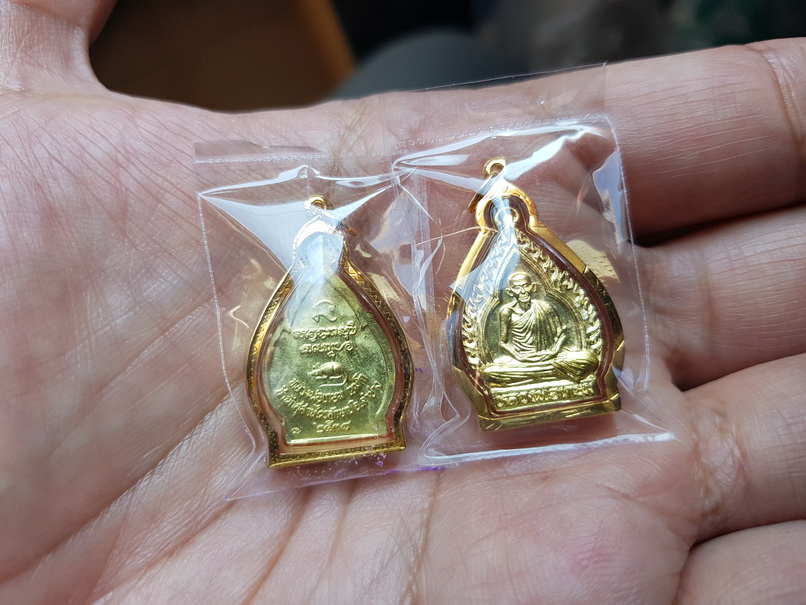 เหรียญใบสาเก หลวงพ่อเกษม เหลี่ยมทอง(แท้)