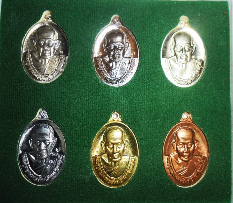 ชุดเหรียญ ครูบาอินถา ฐิตธมฺโม รุ่น ที่ระลึกวันกตัญญุูนุสรณ์พระครูสิริธรรมโฆษิต ออกวัดปากกอง อ.สารภี