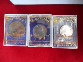 เหรียญรัชกาลที่ 5 หลังช้างสามเศียร หลวงพ่อเกษม เขมโก เนื้อเงิน ปี 2535 ครบชุด 3 เหรียญ ใหญ่กลางเล็ก
