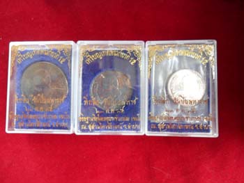 เหรียญรัชกาลที่ 5 หลังช้างสามเศียร หลวงพ่อเกษม เขมโก เนื้อเงิน ปี 2535 ครบชุด 3 เหรียญ ใหญ่กลางเล็ก