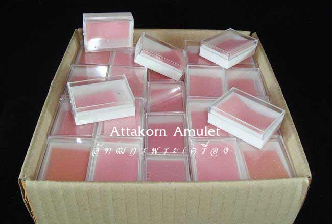 กล่องใส่พระ 100 ใบ ขนาด 3.5X4.6 ซ.ม. แบบไม่มีลาย ฟองน้ำสีชมพู เคาะเดียวครับ  230 บาท