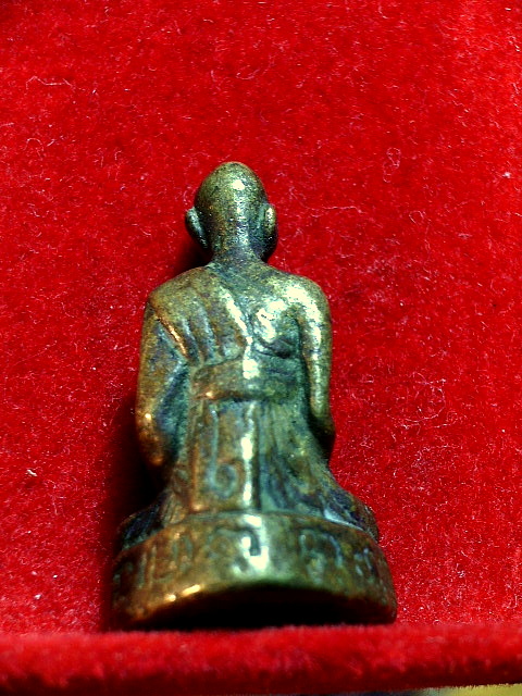 รูปหล่อหลวงปู่ใจวัดวังยายหุ่น ถ้าแท้อยากปล่อยให้เช่า