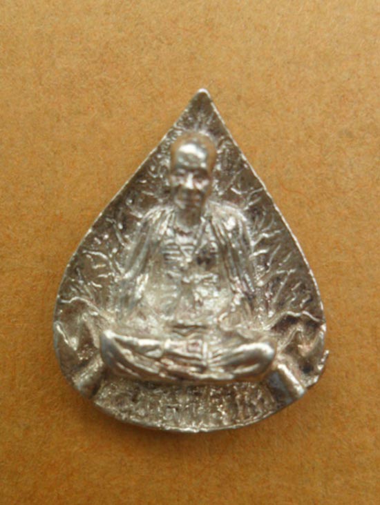 เหรียญหล่อใบโพธิ์ ครูบาศรีวิชัย หลวงพ่อ เกษม เขมโก ปลุกเสก เนื้อเงิน วัดพระสิงห์ปี37พร้อมกล่องเดิมเด