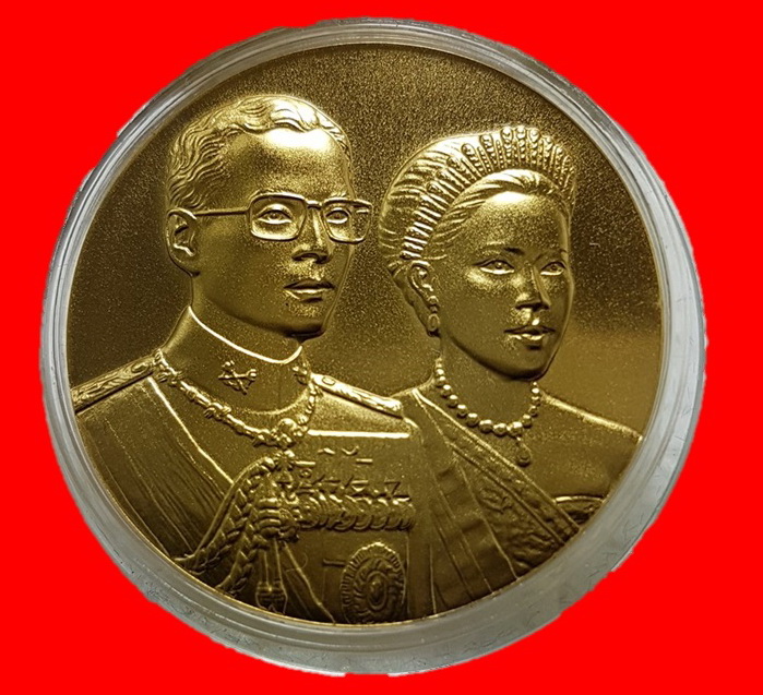 เหรียญพระราชทาน แจกเฉพาะข้าราชการที่เข้าเฝ้าเท่านั้น เนื้อเงินชุบทองขัดเงาพ่นทราย พร้อมกล่องเดิม