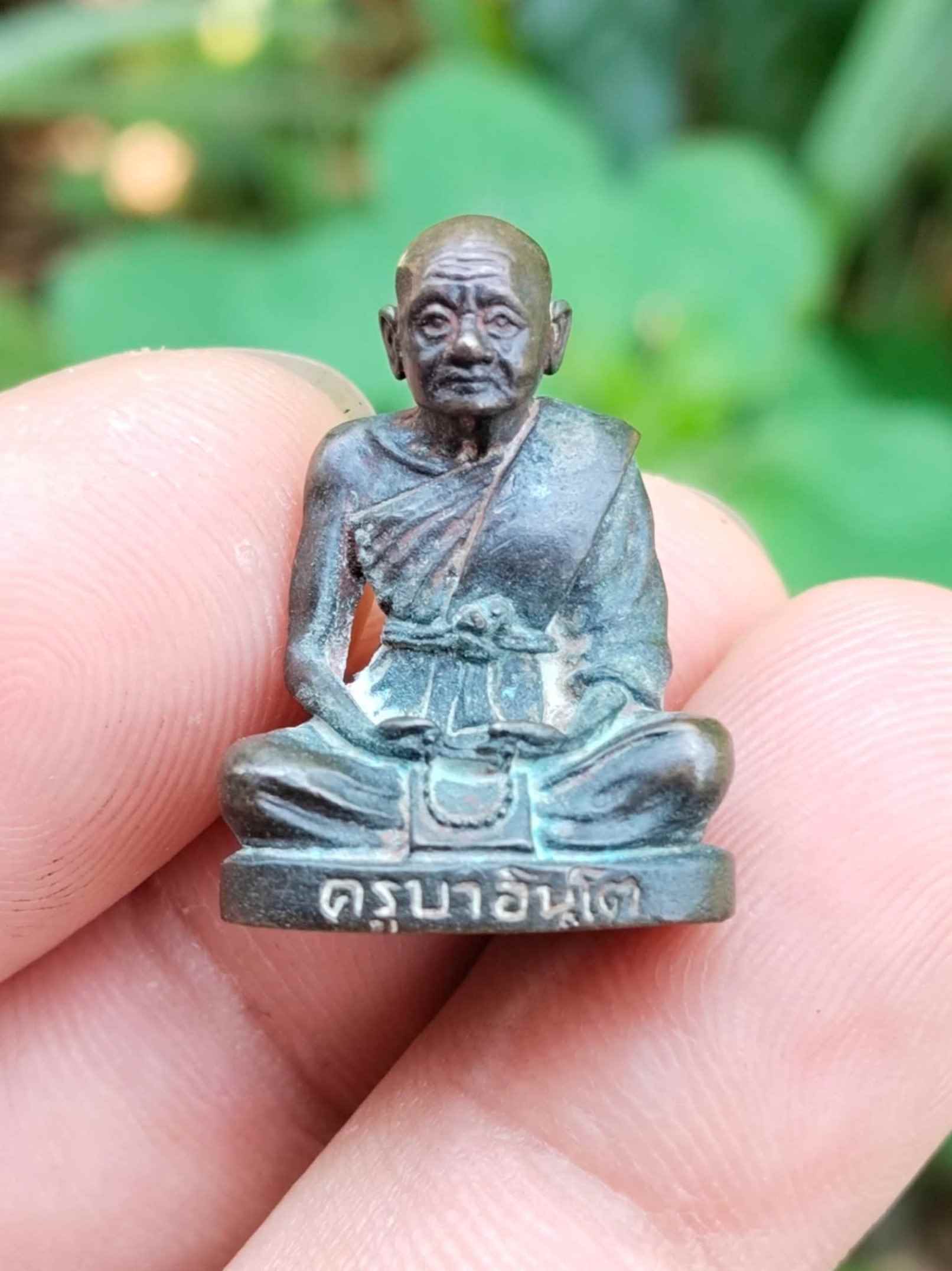 รูปหล่อครูบาอินโต