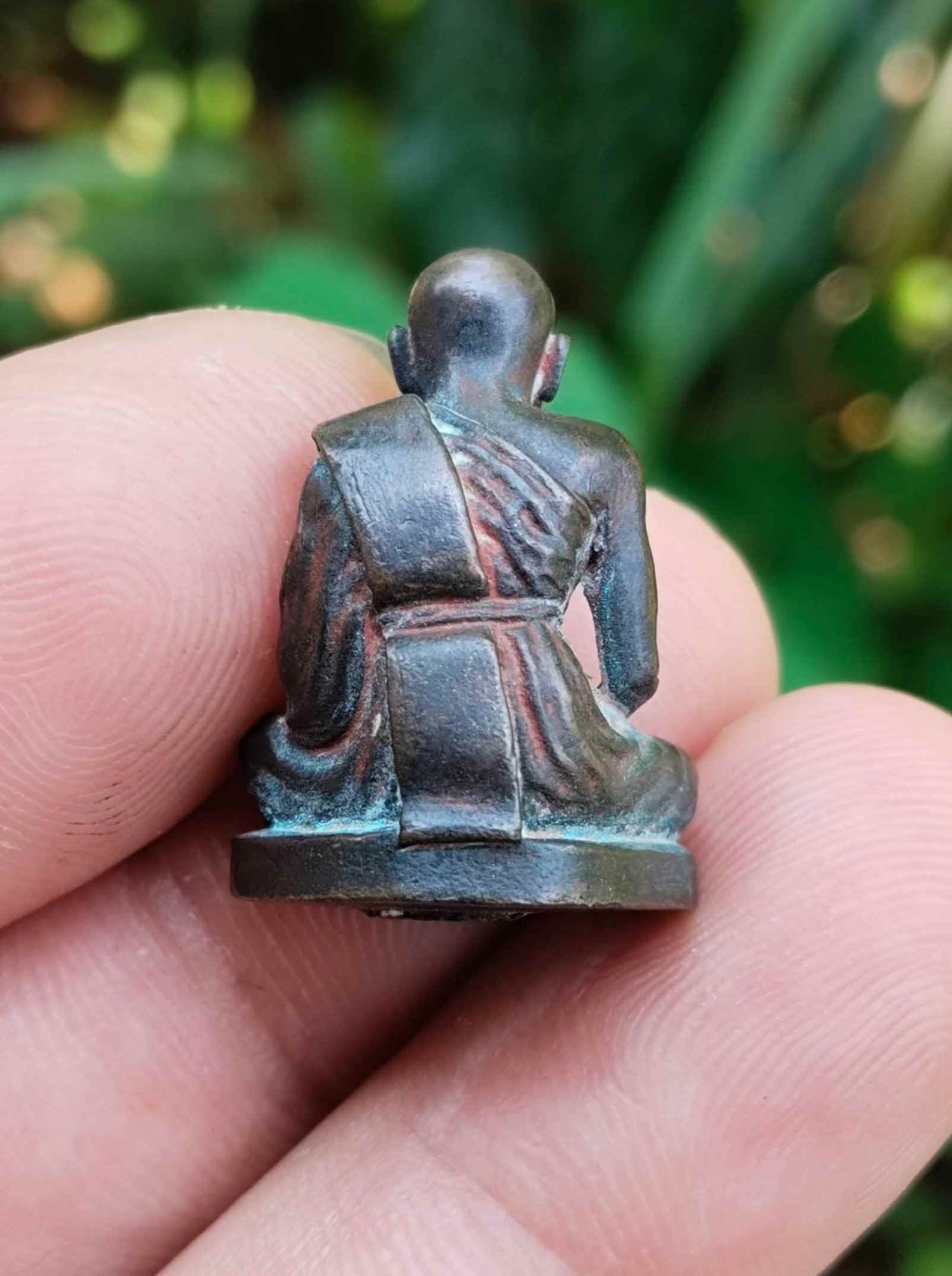 รูปหล่อครูบาอินโต