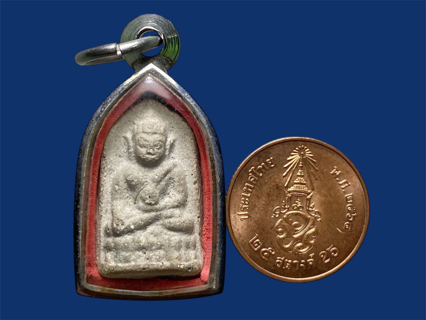 พระชัยวัฒน์ ครึ่งซีกเนื้อผงเจ้าคุณศรี