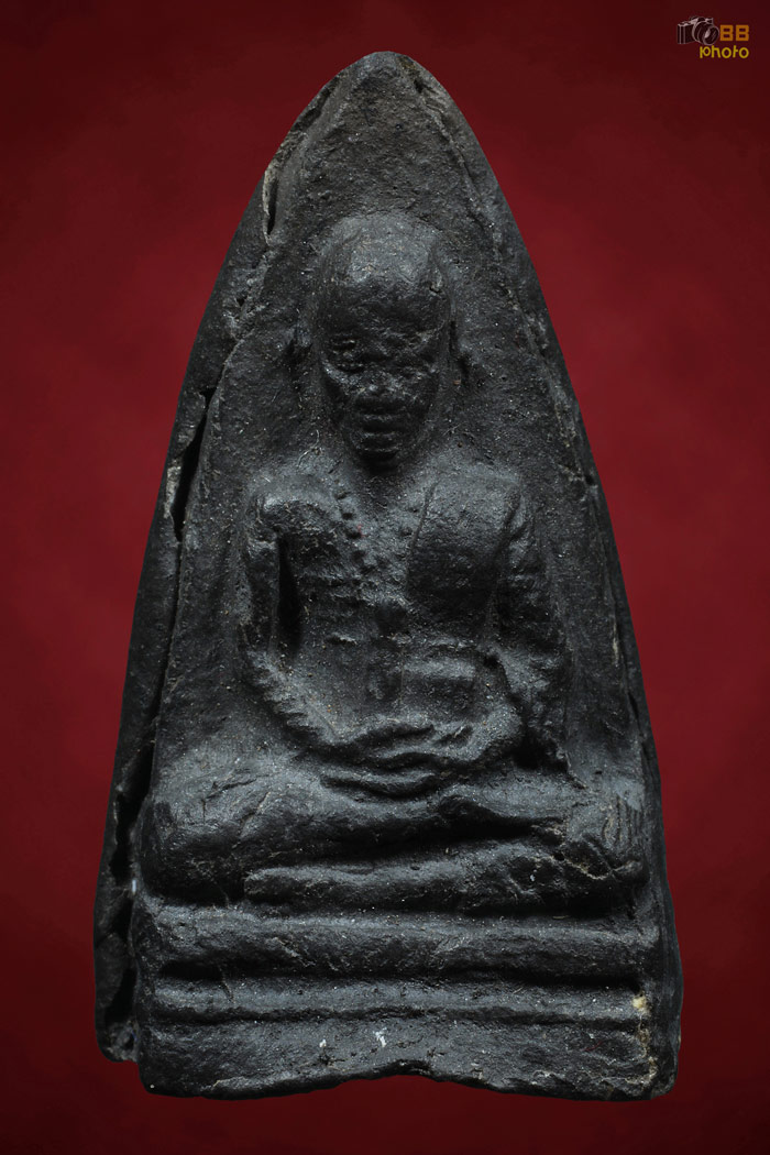 พระผงอัฐิหลังย่นครูบา เนื้อดำ สวยแชมป์