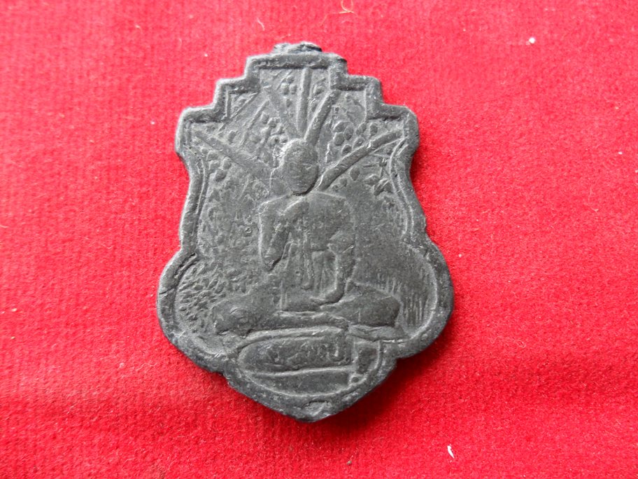 เหรียญครูบาขาว รุ่นแรก  เนื้อตะกั่ว แบ่งกันไปใช้ไม่แพงครับ