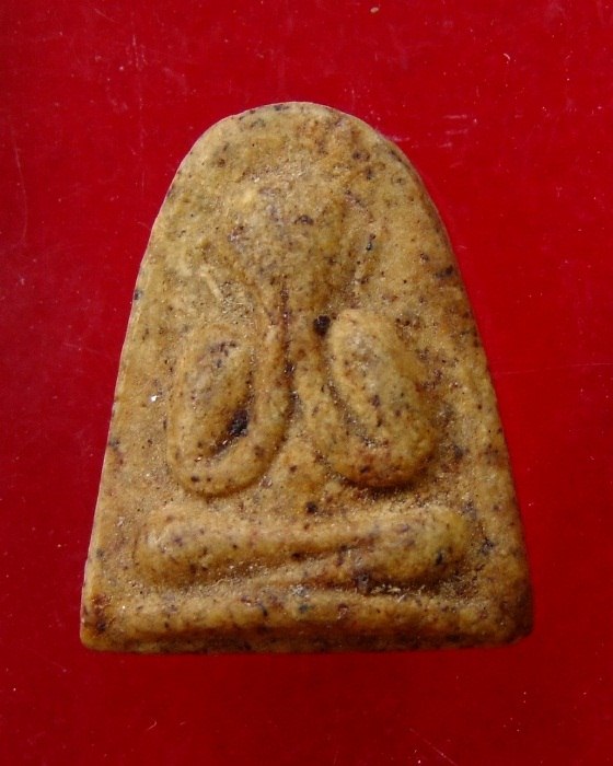 วัดบ่อวิน .. ปิดตาหลังยันต์เฑาะว์ เนื้อผงน้ำมัน