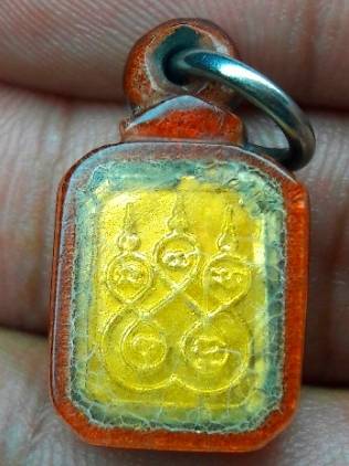 ล็อกเก็ตหลวงปู่แหวนเลี่ยมจับขอบทองเลี่ยมพาสติกโบราณสภาพสวยหายาก