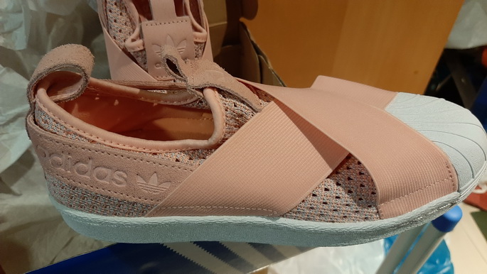 รองเท้า adidas สีชมพูแท้ๆ 